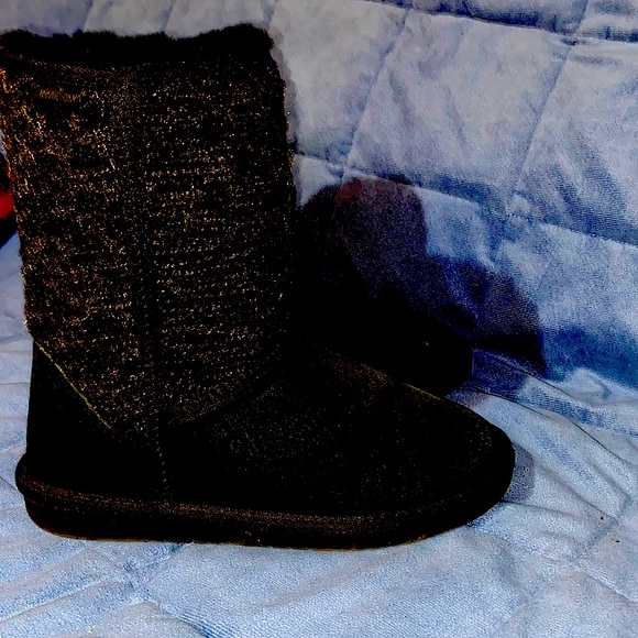 Minnetonka Shoes - Minnetonka Auth. Sherpa lined Black warm boots black w/silver LIKE NEW WORN 1x